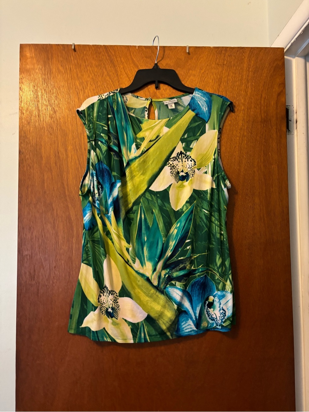 Sleeveless Green Tropical Floral Shell Top